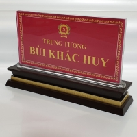 BIỂN CHỨC DANH MICA ĐẾ GỖ