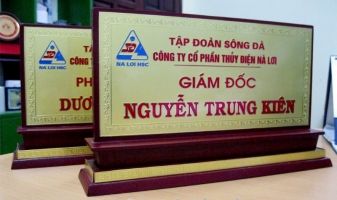 BIỂN CHỨC DANH ĐỂ BÀN ĐỒNG GỖ